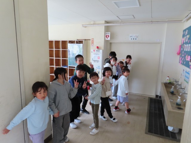 6年生と手をつないで入場…する直前のドキドキ場面