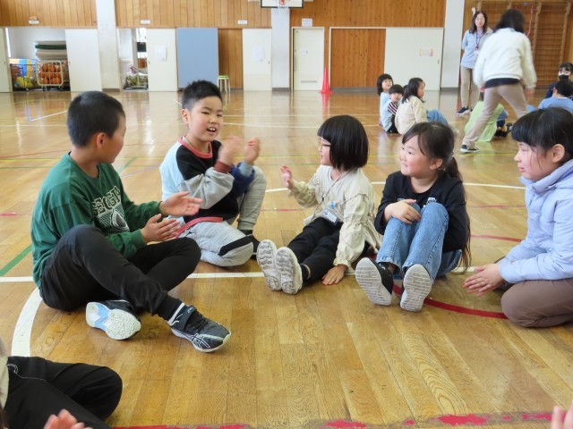 笑顔と自然に拍手がおこった「自己紹介ゲーム」