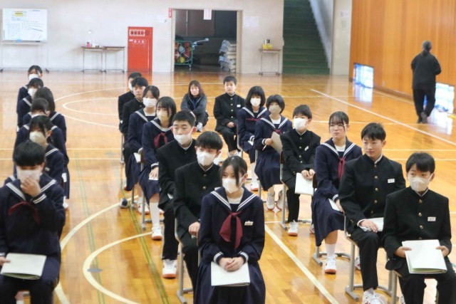説明を聞く新入生の様子