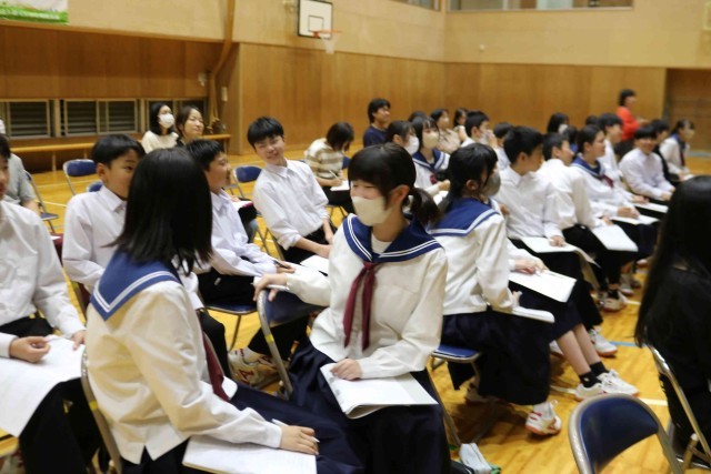 講演途中で意見交換の様子