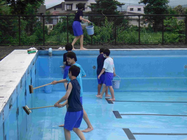 プール清掃の様子