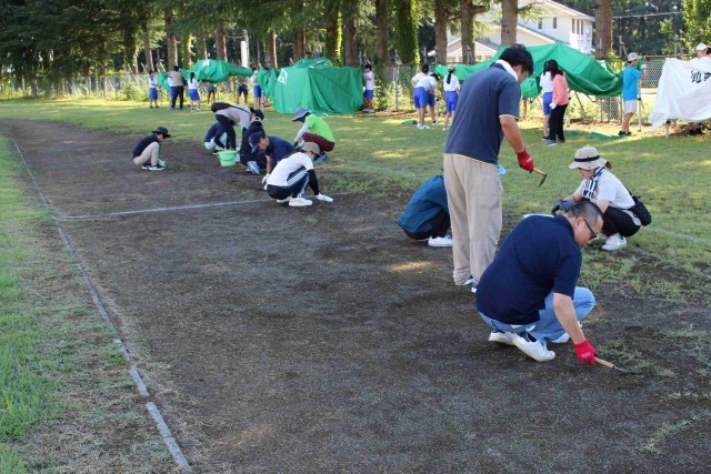 ＰＴＡグラウンド整備活動の様子