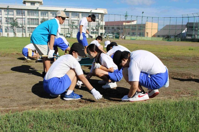 ＰＴＡグラウンド整備活動の様子