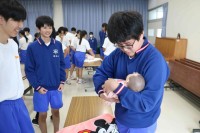 赤ちゃんふれあい体験の様子