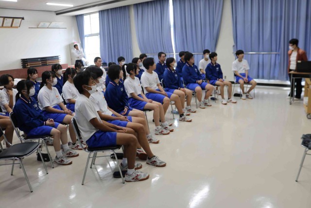 赤ちゃんふれあい体験の様子