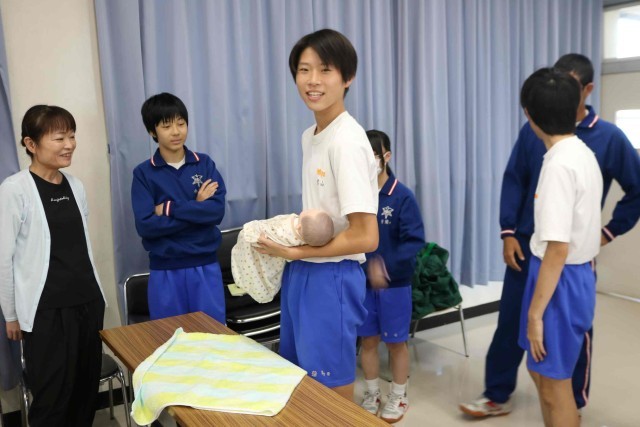 赤ちゃんふれあい体験の様子