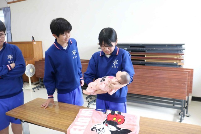 赤ちゃんふれあい体験の様子