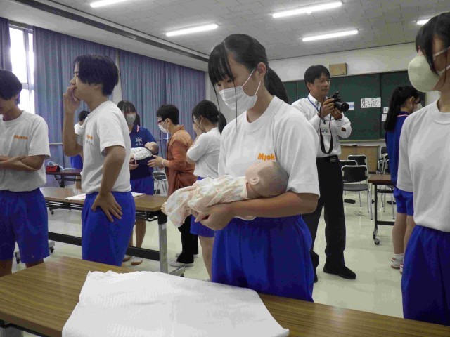 赤ちゃんふれあい体験の様子