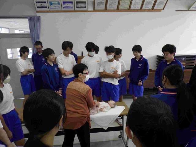 赤ちゃんふれあい体験の様子