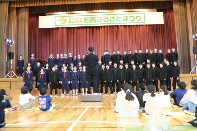 全校合唱の様子